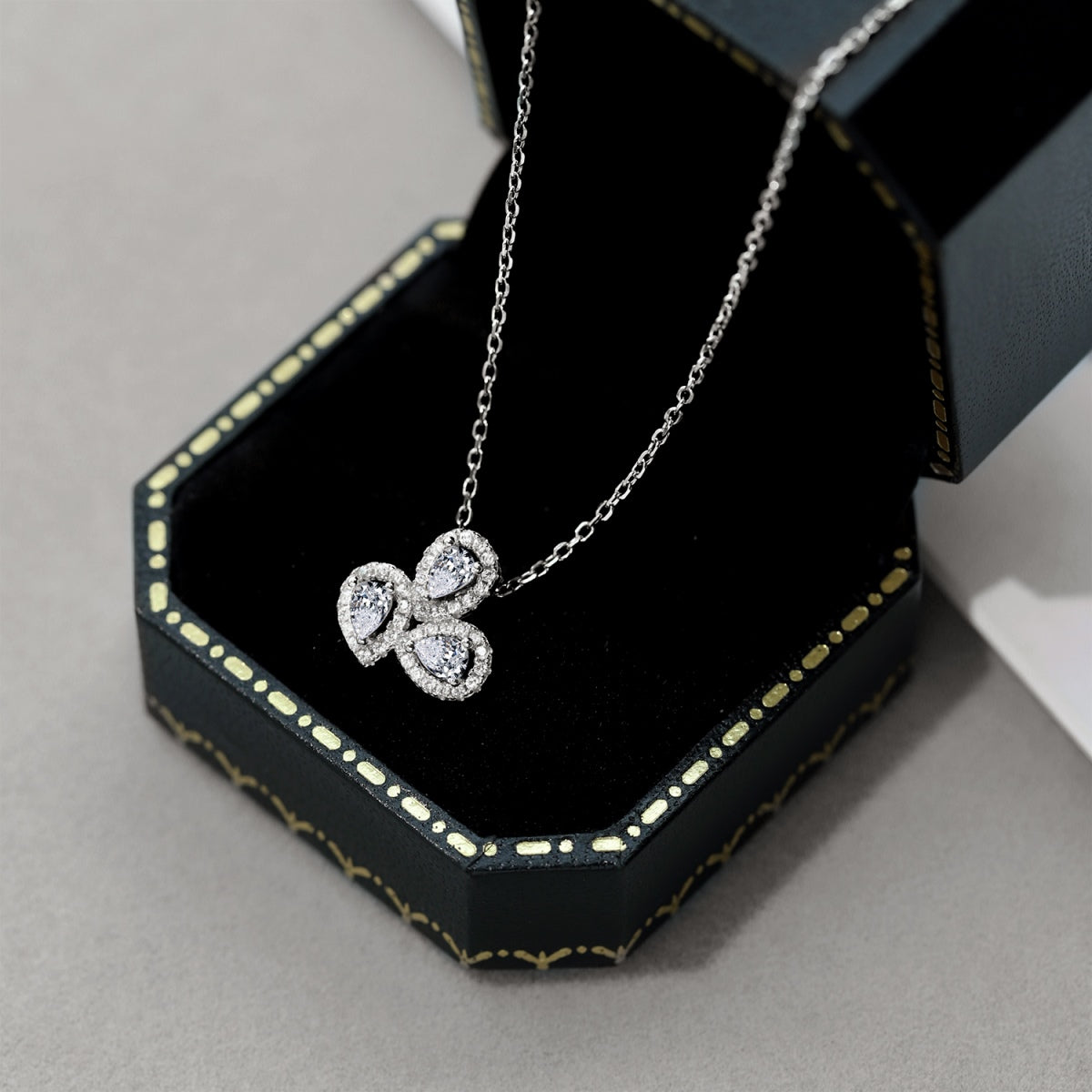 [Sparkling Aurora]Elegant Flower Shape Pear Cut Necklace