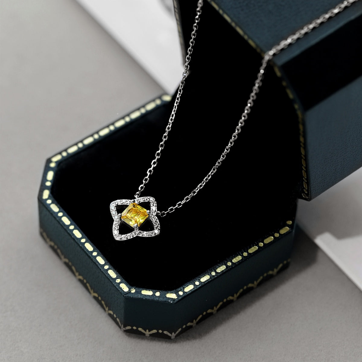 [Sparkling Aurora]Exquisite Flower Shape Princess Cut Necklace