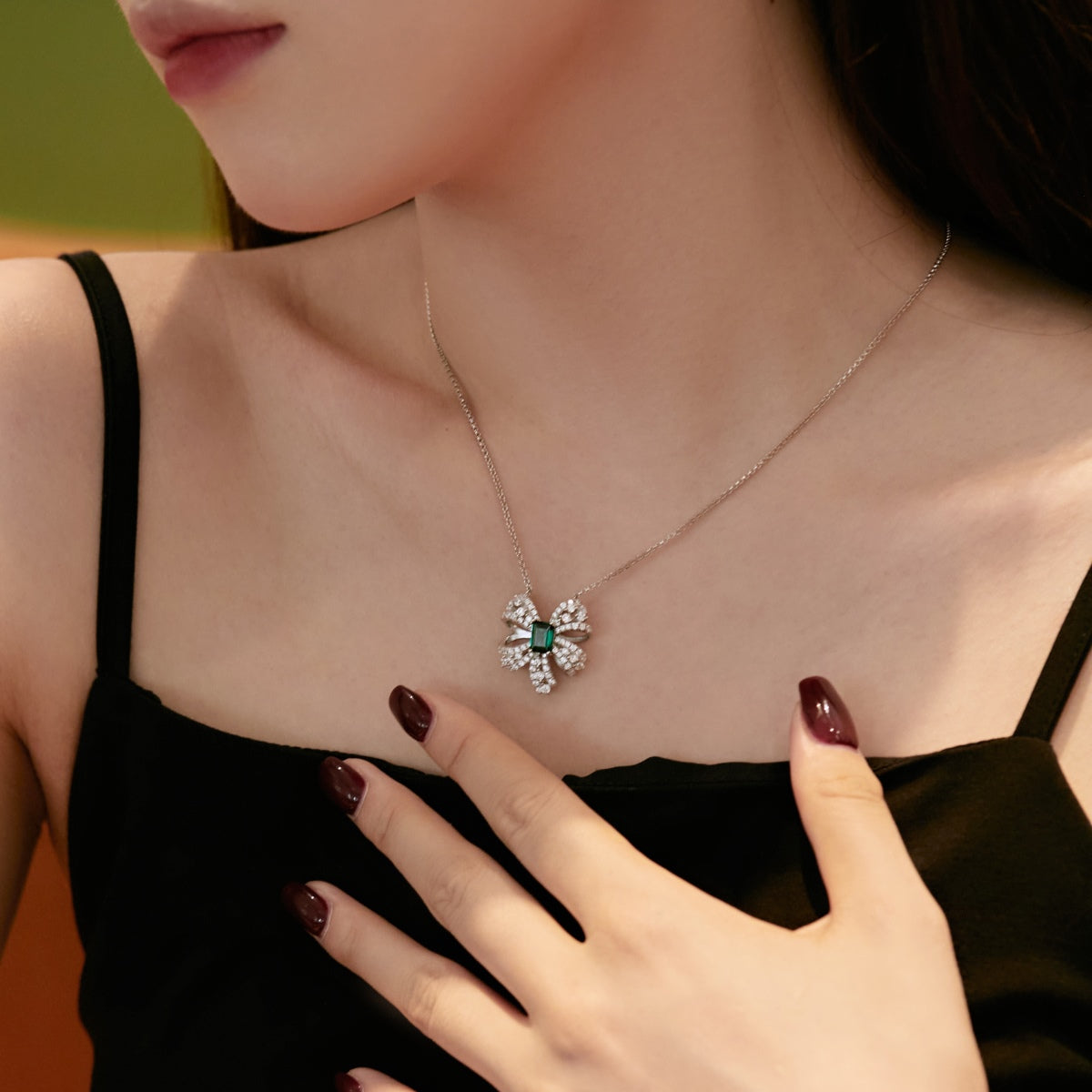 [Sparkling Aurora]Luxurious Flower Shape Emerald Cut Necklace