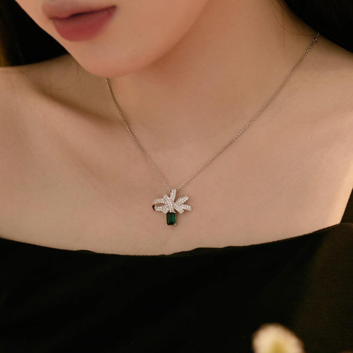 [Sparkling Aurora]Luxurious Flower Shape Emerald Cut Necklace